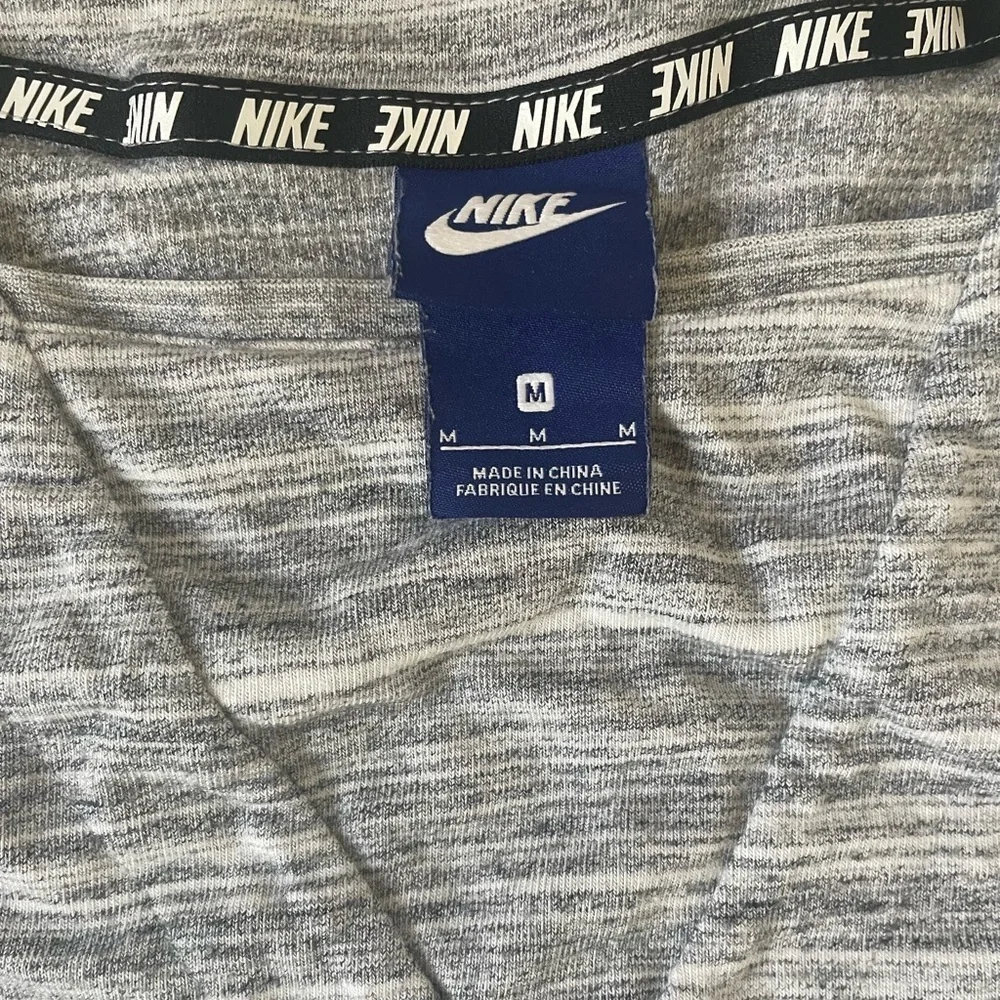 Nike short sleeve heathered gray tee medium